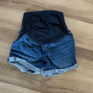 Over belly maternity shorts